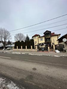 una casa al lado de una calle con en Casa Geo Alex en Vaslui