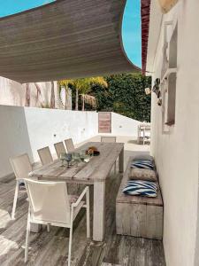 un tavolo e sedie in legno su un patio di Perla Blanca by Sun & Sea Homes a Benissa