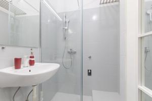 Et badeværelse på Central Studio with private parking + 13 billeder