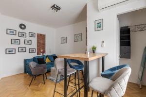 Et opholdsområde på Central Studio with private parking