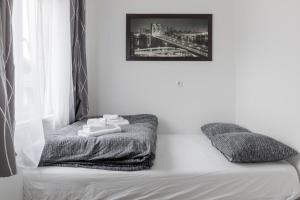 En eller flere senge i et værelse på Central Studio with private parking