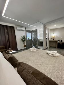 パレルモにあるPalermo Inn Boutique ApartHotelのベッドとリビングルームが備わる広い客室です。