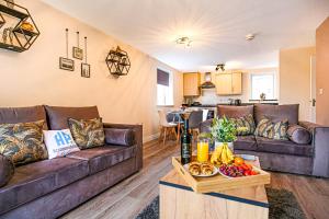 a living room with a couch and a table with fruits at Stylish Two Bedroom, Two Bathroom Apartment with Free Parking, WiFi & Sky TV in Milton Keynes by HP Accommodation in Milton Keynes