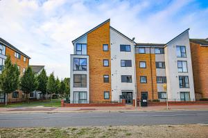a large building on the side of a street at Stylish Two Bedroom, Two Bathroom Apartment with Free Parking, WiFi & Sky TV in Milton Keynes by HP Accommodation in Milton Keynes