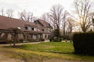 een groot huis met een grote tuin met gras bij Ferienhof in Weeze-Wemb in Weeze