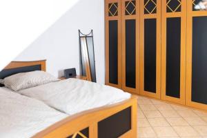 una camera da letto con un grande letto con lenzuola bianche di Ferienhof in Weeze-Wemb a Weeze