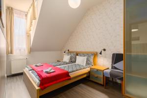 um quarto com uma cama com um cobertor vermelho em Lovag charming apartment in the center-AC em Budapeste