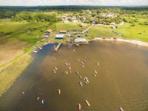 una vista aérea de un grupo de personas en el agua en Lagoa Country Club, en Cidreira