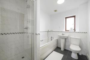 uma casa de banho branca com um WC, uma banheira e um lavatório. em 3 Bedroom, 2 Bathroom Apartment with Sky TV, Free WiFi & Parking in Milton Keynes by HP Accommodation em Milton Keynes