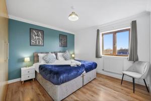 1 dormitorio con 1 cama grande y 1 silla en 3 Bedroom, 2 Bathroom Apartment with Sky TV, Free WiFi & Parking in Milton Keynes by HP Accommodation en Milton Keynes