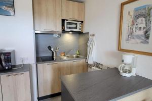 Cuisine ou kitchenette dans l'établissement T2 vue mer dans résidence calme / T2 sea view in a quiet residence