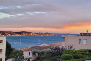 vista di una cassa d'acqua con imbarcazioni di T2 vue mer dans résidence calme / T2 sea view in a quiet residence a Bandol