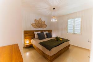 Ένα ή περισσότερα κρεβάτια σε δωμάτιο στο Le Baileys - Spacieux appartement en rez-de-jardin vue lagon +11 φωτογραφίες