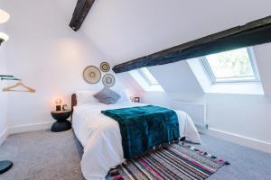 - une chambre mansardée avec un grand lit dans l'établissement Wild Drive Chester - Stunning cottage in CH1 with Double Parking, à Chester