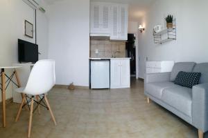 Posezení v ubytování Glyfada New Era Home 31 Menigos Resort Apartments