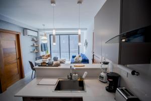 una cucina con lavandino e piano di lavoro di Stylish City Condo W- Pool Gym Panoramic Views a Santo Domingo