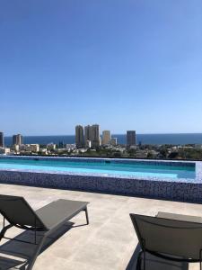 Bazén v ubytování Stylish City Condo W- Pool Gym Panoramic Views nebo v jeho okolí