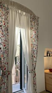 テルリッツィにあるIl Fiore all'Occhielloの窓の前にカーテンが付いた窓