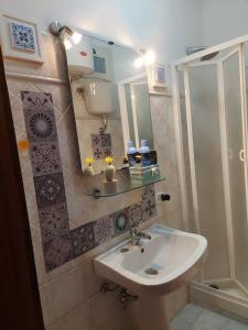 a bathroom with a sink and a mirror at Delizioso appartamento Frosinone centro storico in Frosinone