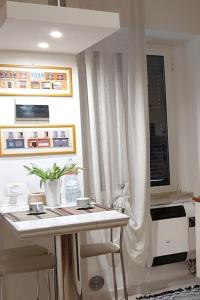 a white kitchen with a table and a window at Delizioso appartamento Frosinone centro storico in Frosinone