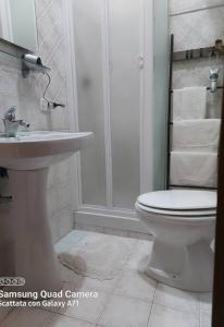 a white bathroom with a toilet and a sink at Delizioso appartamento Frosinone centro storico in Frosinone