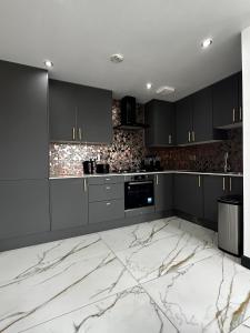 Køkken eller tekøkken på Two bed apartment with balcony Slough,Windsor,Legoland