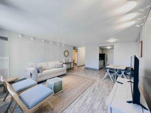 Prostor za sedenje u objektu The Hartford Skyline - Stylish Downtown Condo with Wifi Gym and Parking