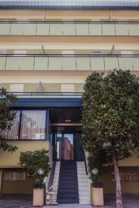 un edificio con una escalera delante de él en Hotel Boston, en Cesenatico