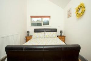 เตียงในห้องที่ Willow Cottage a quaint holiday cottage in Wigtoft Boston Lincolnshire