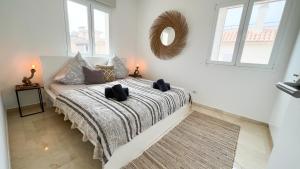 Postel nebo postele na pokoji v ubytování Casa Schaefer - Wunderschönes Haus mit Pool in der Nähe von Palma