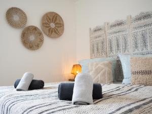 Postel nebo postele na pokoji v ubytování Casa Schaefer - Wunderschönes Haus mit Pool in der Nähe von Palma