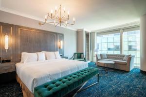 The Sutton Place Hotel Halifax客房内的一张或多张床位