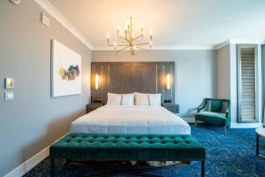The Sutton Place Hotel Halifax客房内的一张或多张床位
