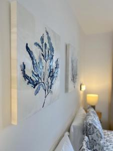 Łóżko lub łóżka w pokoju w obiekcie Casahost Bastian Boutique II Seaview