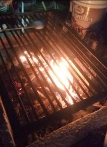 een grill met een hoop eten erop bij Camping el triunfo in Montecillo