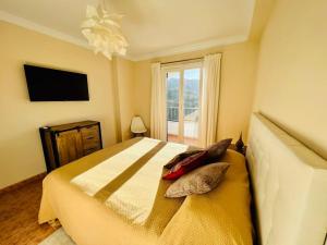 Łóżko lub łóżka w pokoju w obiekcie Casa con increíbles vistas a las montañas y al mar