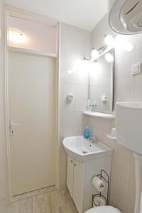 Ένα μπάνιο στο DeMass Apartment - Cozy, Free Parking and WiFi