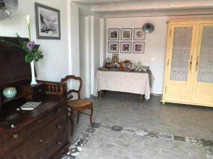 een woonkamer met een tafel en een tafel sidx sidx sidx bij B&B La Dolce Riva in Lugo