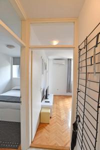 Ένα ή περισσότερα κρεβάτια σε δωμάτιο στο DeMass Apartment - Cozy, Free Parking and WiFi