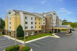 een weergave van een hotel met een parkeerplaats bij Fairfield by Marriott Fort Walton Beach-Eglin AFB in Shalimar