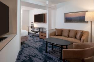 uma sala de estar com um sofá e uma mesa em Fairfield by Marriott Fort Walton Beach-Eglin AFB em Shalimar