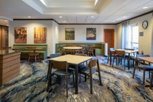 uma sala de espera com mesas e cadeiras em Fairfield by Marriott Fort Walton Beach-Eglin AFB em Shalimar