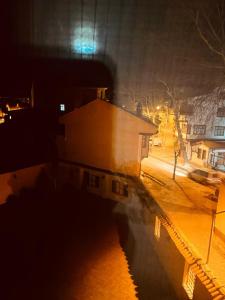 - Vistas nocturnas a un edificio y a un río en Tarihi Küçükağa Konağı en Aksehir