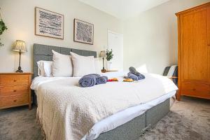 เตียงในห้องที่ Two Bedroom Home in Northampton by HP Accommodation - Free Parking & WiFi