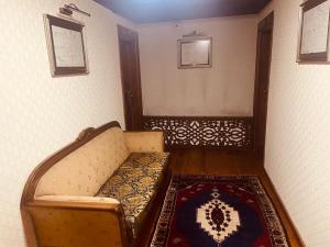 ein leeres Zimmer mit Sofa und Teppich in der Unterkunft Tarihi Küçükağa Konağı in Aksehir
