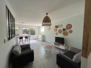 Sala de estar con 2 sofás y mesa en Magnifique villa avec piscine en Provence, en Bédarrides
