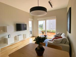 Televízia a/alebo spoločenská miestnosť v ubytovaní AstraMaris Znjan - Deluxe beach suite with hot tub