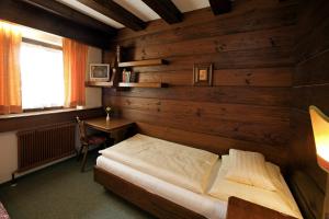 Tempat tidur dalam kamar di Hotel Altmünsterhof