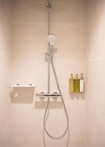 La salle de bains est pourvue d'une douche avec un pommeau de douche. dans l'établissement Auberge de la Caillère - Teritoria, à Candé-sur-Beuvron