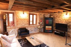 a living room with a couch and a tv at Villa Maria in Bagnone